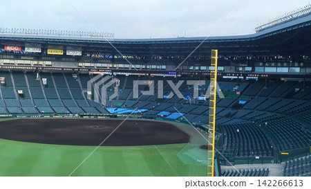 清晨的甲子園球場,空無一人。 清晨的甲子園球場,空無一人。 142266613