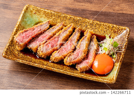 奢華鮮嫩的和牛牛排 奢華鮮嫩的和牛牛排 142266711