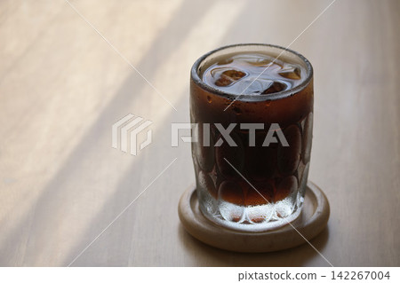 窗邊一杯冰咖啡。 142267004
