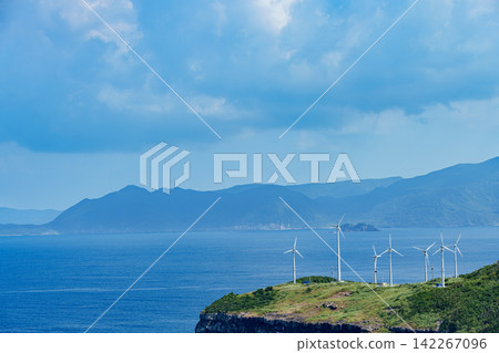 海岬上排列著一排風力渦輪機,遠處是浩瀚的藍色大海(生月島) 海岬上排列著一排風力渦輪機,遠處是浩瀚的藍色大海(生月島) 142267096