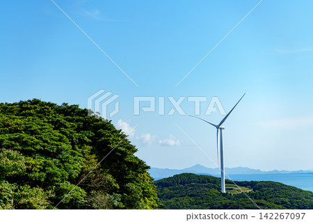 海岬上排列著一排風力渦輪機,遠處是浩瀚的藍色大海(生月島) 海岬上排列著一排風力渦輪機,遠處是浩瀚的藍色大海(生月島) 142267097