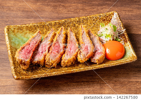 Juicy beef minced cutlet skewers overflowing with meat juices Juicy beef minced cutlet skewers overflowing with meat juices 142267580