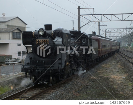 C58 363, equipped with a "Goto deflector," being transferred to Kumagaya (photographed at Ishihara Station) C58 363, equipped with a "Goto deflector," being transferred to Kumagaya (photographed at Ishihara Station) 142267669