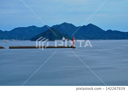瀨戶內海風平浪靜,沒有一絲波浪。 瀨戶內海風平浪靜,沒有一絲波浪。 142267839
