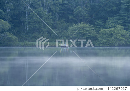 清晨的巴拉吉湖籠罩在河霧之中,一座小碼頭靜謐無聲。 清晨的巴拉吉湖籠罩在河霧之中,一座小碼頭靜謐無聲。 142267917