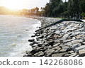 A stone wall built to protect against sea waves. 142268086
