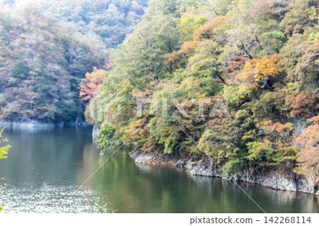 Autumn scenery of valleys and lakes, mountains and natural landscapes with autumn foliage, trees by the lake. Autumn scenery of valleys and lakes, mountains and natural landscapes with autumn foliage, trees by the lake. 142268114