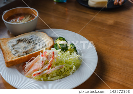 從飯店自助早餐中挑選一份色彩繽紛的拼盤和湯。 從飯店自助早餐中挑選一份色彩繽紛的拼盤和湯。 142272598