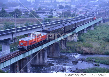 A retro train running on the rainy Shin'etsu Main Line A retro train running on the rainy Shin'etsu Main Line 142272603