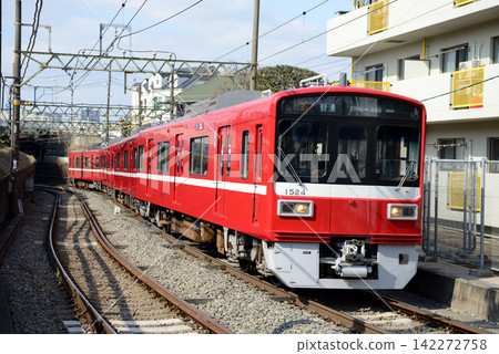 京急大師線上的列車正在運行 京急大師線上的列車正在運行 142272758