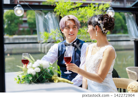 新郎新娘在水邊露台喝酒。 新郎新娘在水邊露台喝酒。 142272904
