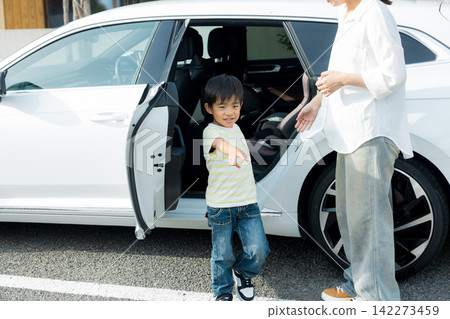 入口處的一家人 142273459