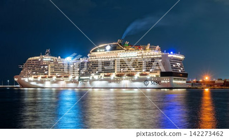 大型郵輪MSC Bellissima號夜幕降臨,停泊在博多港等待啟航。 大型郵輪MSC Bellissima號夜幕降臨,停泊在博多港等待啟航。 142273462
