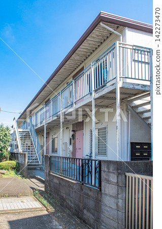 A retro Showa-era apartment and a refreshing blue sky A retro Showa-era apartment and a refreshing blue sky 142273470