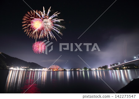 著色夏夜天空的煙花 著色夏夜天空的煙花 142273547