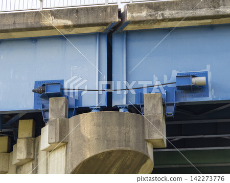 Bridge collapse prevention device installed on bridge girders Bridge collapse prevention device installed on bridge girders 142273776