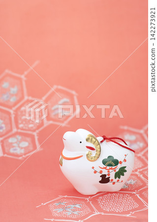 新年卡片素材：羊年 - 可愛的牡羊和日式圖案背景 142273921