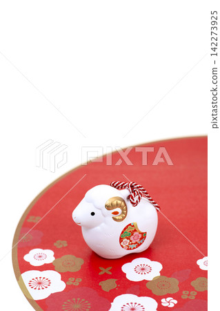 新年卡片素材：羊年－可愛的牡羊和梅花花瓣 142273925