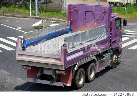 一輛行駛中的自卸卡車 一輛行駛中的自卸卡車 142273998