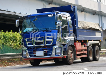 一輛行駛中的自卸卡車 一輛行駛中的自卸卡車 142274003