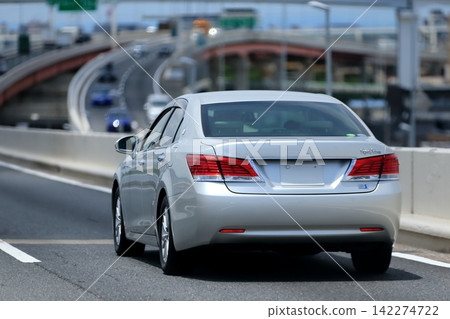一輛日本轎車在高速公路上行駛 一輛日本轎車在高速公路上行駛 142274722