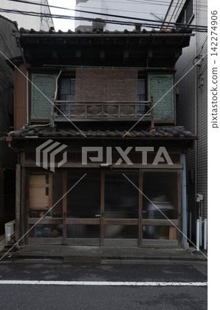 This old wooden building, with its delicate wooden-framed glass doors and tortoise-shell patterned door pockets, retains the charm of the early Showa period. This old wooden building, with its delicate wooden-framed glass doors and tortoise-shell patterned door pockets, retains the charm of the early Showa period. 142274906