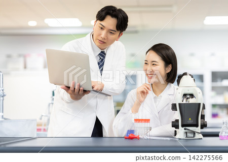 Research Image: Men and women working in a research lab. Photography cooperation: Denpa Gakuen Tokyo Electronics College. Research Image: Men and women working in a research lab. Photography cooperation: Denpa Gakuen Tokyo Electronics College. 142275566