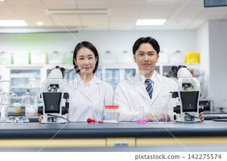 研究圖片：在研究實驗室工作的男女員工。攝影協助：東京電子電波學園大學 142275574