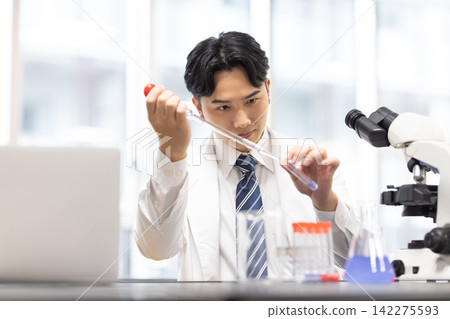 研究圖片：一名男子在研究室工作。攝影協助：東京電子電波學園大學。 142275593
