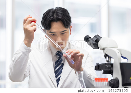 研究圖片：一名男子在研究室工作。攝影協助：東京電子電波學園大學。 142275595
