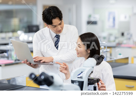 研究圖片:在研究實驗室工作的男女員工。攝影協助:東京電子電波學園大學 研究圖片:在研究實驗室工作的男女員工。攝影協助:東京電子電波學園大學 142275599