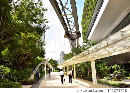 The design roof of the new pedestrian walkway at Hamamatsucho Station offers a view looking up at the monorail. The design roof of the new pedestrian walkway at Hamamatsucho Station offers a view looking up at the monorail. 142275738