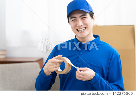 一位在搬家行業工作的年輕人;生活方式圖片 一位在搬家行業工作的年輕人;生活方式圖片 142275860