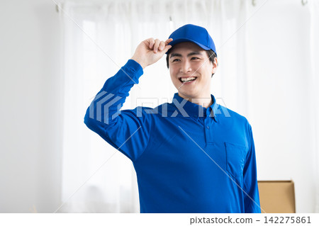一位在搬家行業工作的年輕人；生活方式圖片 142275861