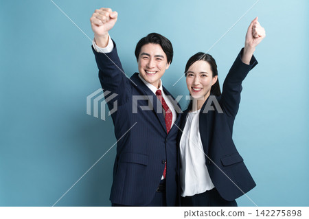 Young men and women in business suits - Business image Young men and women in business suits - Business image 142275898