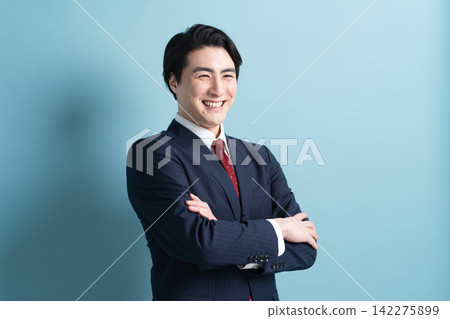 一位身穿商務西裝的年輕男子;一種商務形象。 一位身穿商務西裝的年輕男子;一種商務形象。 142275899