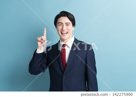 一位身穿商務西裝的年輕男子；一種商務形象。 142275900