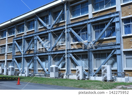 這是建築物外牆進行抗震加固的鋼支撐範例。 這是建築物外牆進行抗震加固的鋼支撐範例。 142275952