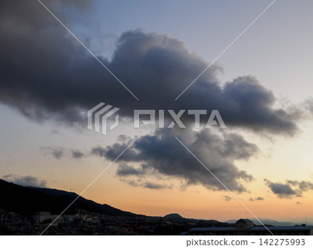清晨,從神戶市東灘區拍攝的六甲山脈甲斗山上空。 清晨,從神戶市東灘區拍攝的六甲山脈甲斗山上空。 142275993