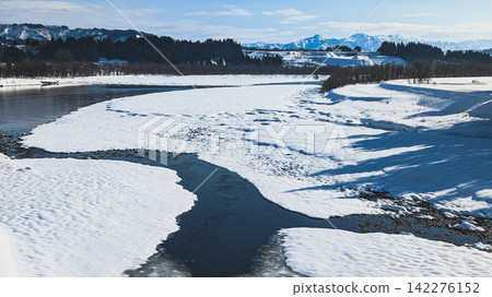 Snowscape on the riverbank of the Shinano River Snowscape on the riverbank of the Shinano River 142276152