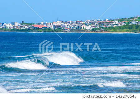 沖繩縣北谷町砂岸的海浪 沖繩縣北谷町砂岸的海浪 142276545