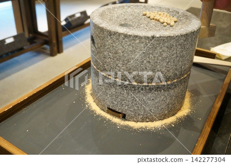 用於將大豆磨成黃豆粉(烤黃豆粉)的石磨。 用於將大豆磨成黃豆粉(烤黃豆粉)的石磨。 142277304