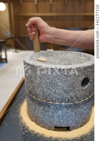Grind soybeans with a stone mill. Grind soybeans with a stone mill. 142277310