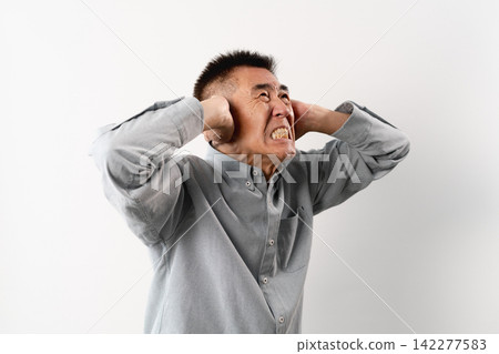一位身著休閒服的老年男子站著——一張生活方式照片。 一位身著休閒服的老年男子站著——一張生活方式照片。 142277583