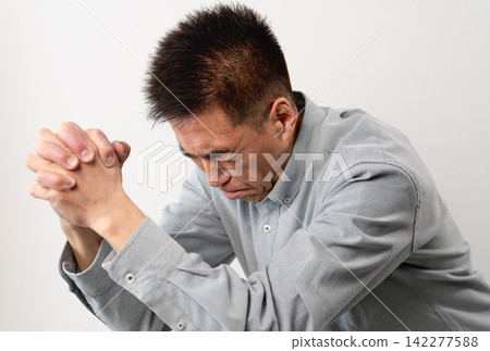 一位身著休閒服的老年男子站著——一張生活方式照片。 一位身著休閒服的老年男子站著——一張生活方式照片。 142277588