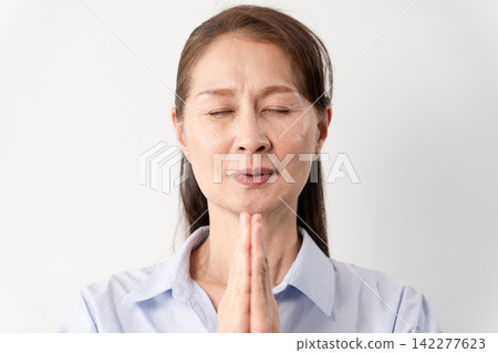 一位身著休閒服的老婦人站著——一張生活方式照片。 一位身著休閒服的老婦人站著——一張生活方式照片。 142277623