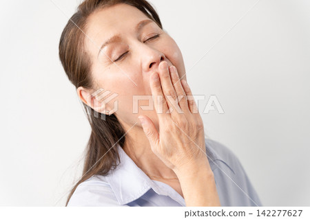 一位身著休閒服的老婦人站著——一張生活方式照片。 一位身著休閒服的老婦人站著——一張生活方式照片。 142277627