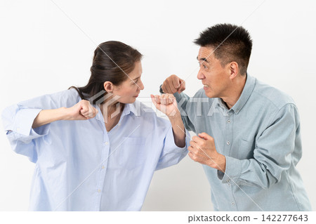 Standing poses of senior women and men in casual clothes: Lifestyle image Standing poses of senior women and men in casual clothes: Lifestyle image 142277643