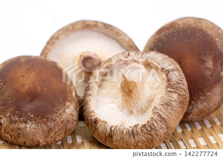 Raw shiitake mushroom Raw shiitake mushroom 142277724