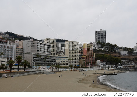 熱海鎮周圍遍布旅館和旅館。 熱海鎮周圍遍布旅館和旅館。 142277779